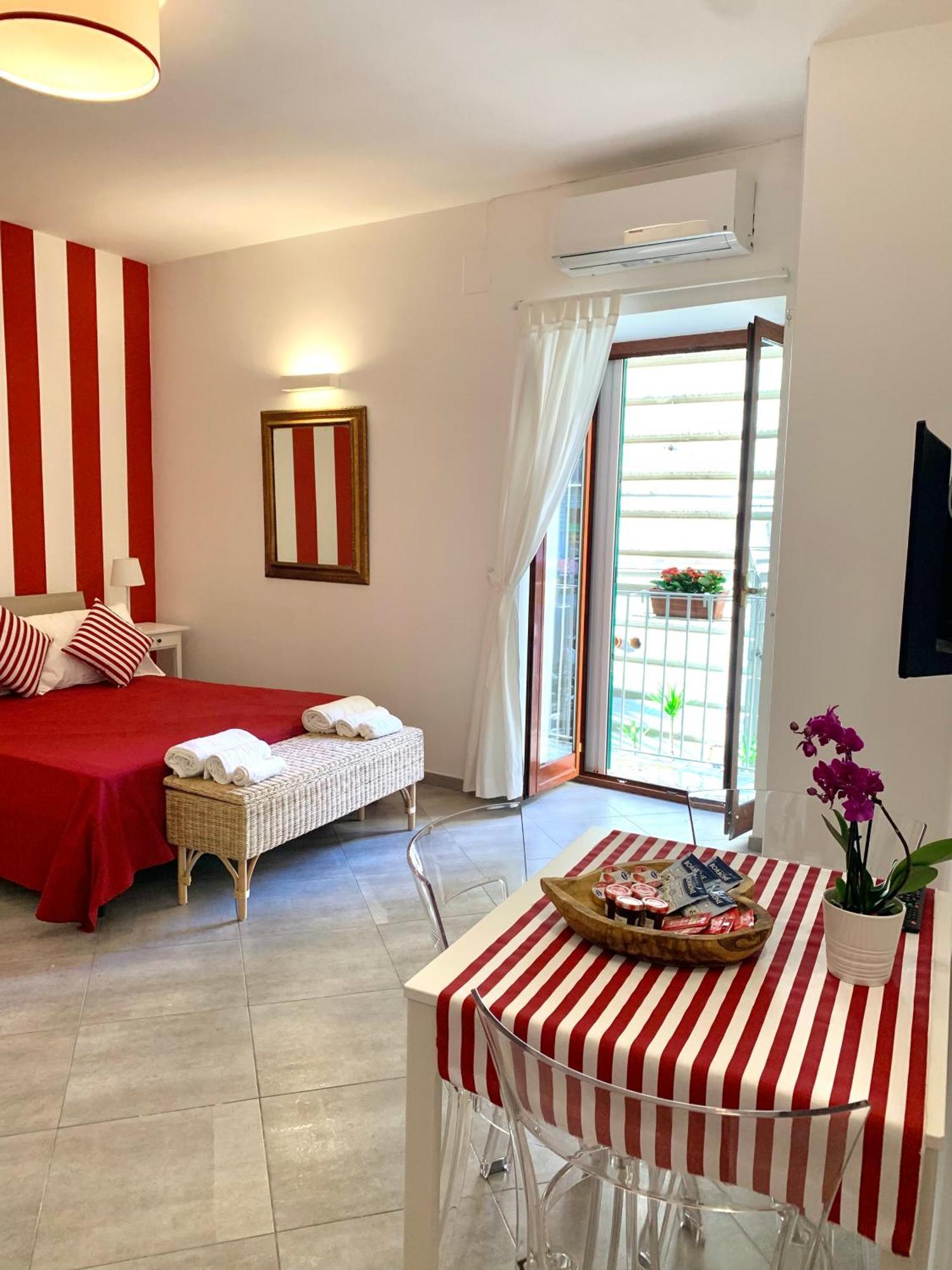 Casa Giulia, Nuovo Appartamento In Centro! เนเปิลส์ ภายนอก รูปภาพ
